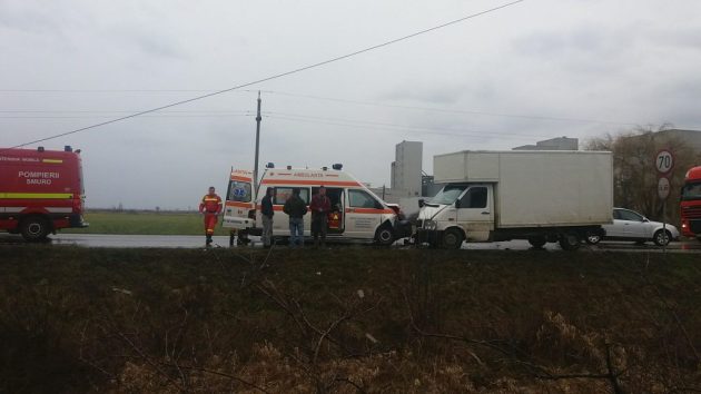 FOTO. ACCIDENT. Ambulanță lovită în exercițiul funcțiunii. O victimă, la Urgențe