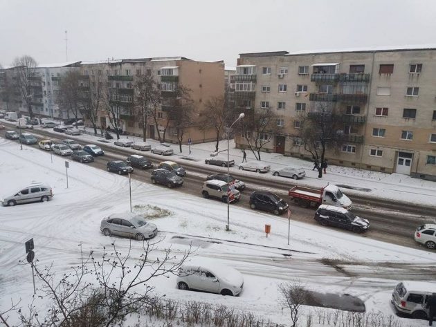 ATENȚIE ȘOFERI. Se circulă greu în județ. Probleme și în oraș