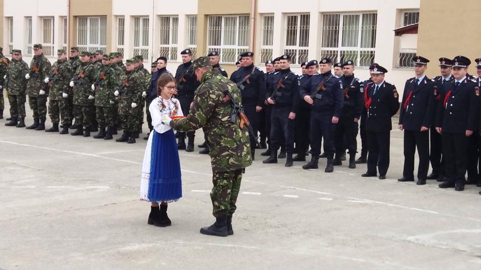 FOTOGALERIE. EMOȚIONANT. Catarg și drapel, sfințite și înălțate într-o școală din Satu Mare