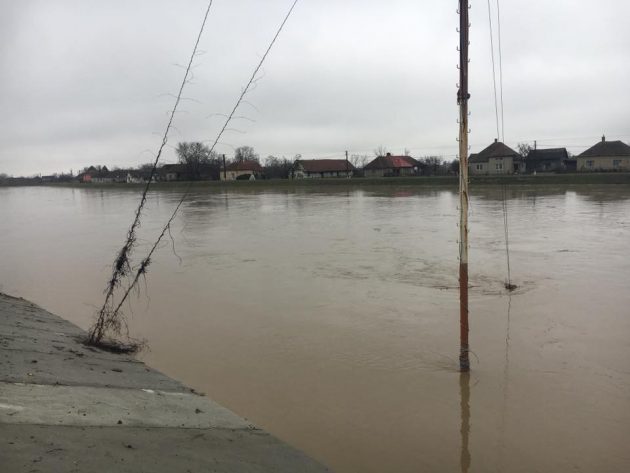 FOTOGALERIE. PERICOL. Crasna amenință că iese din matcă. O viitură puternică, așteptată după-amiază