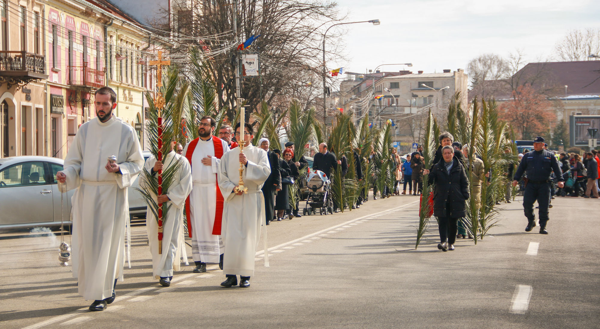 FOTOGALERIE. Defilare cu frunze de palmier prin centru de Duminica Floriilor