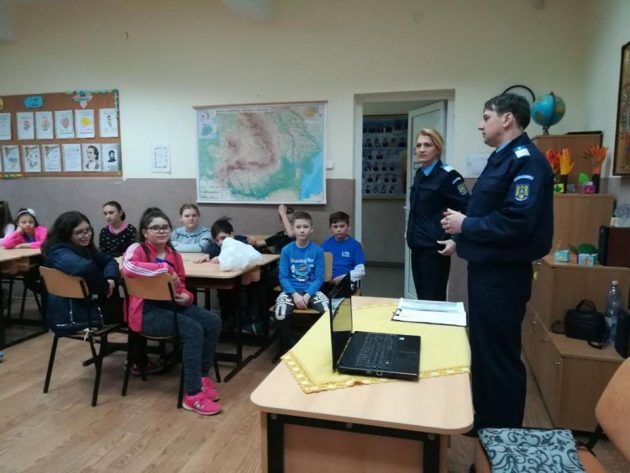 FOTO. Acțiune a jandarmilor sătmăreni în școli. Ora de civilizație