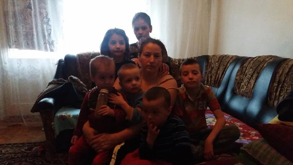 VIDEO/FOTO. Mama eroină. Își crește singură cei șapte copii. Are nevoie de ajutor