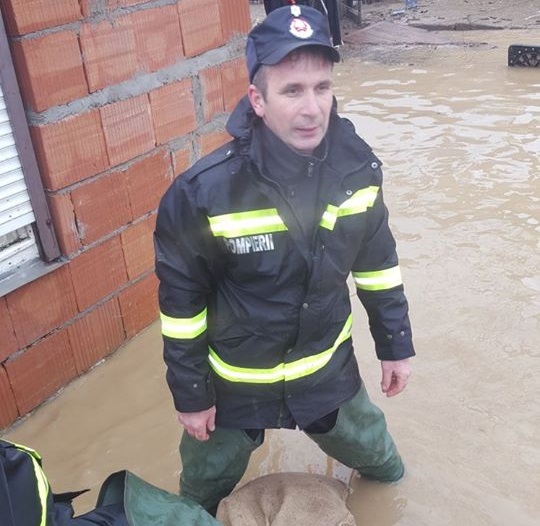 FOTOGALERIE. EROII Sătmarului în mijlocul apelor. Pompieri dau dovadă de eroism