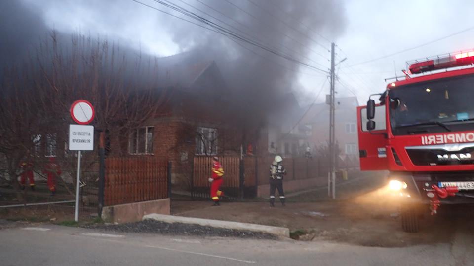 FOTOGALERIE. Casă în flăcări lângă Satu Mare. Două autospeciale de pompieri au intervenit