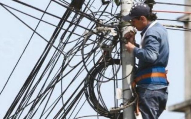 ULTIMATUM. Primăria NU mai vrea să vadă cabluri atârnate pe stâlpi!