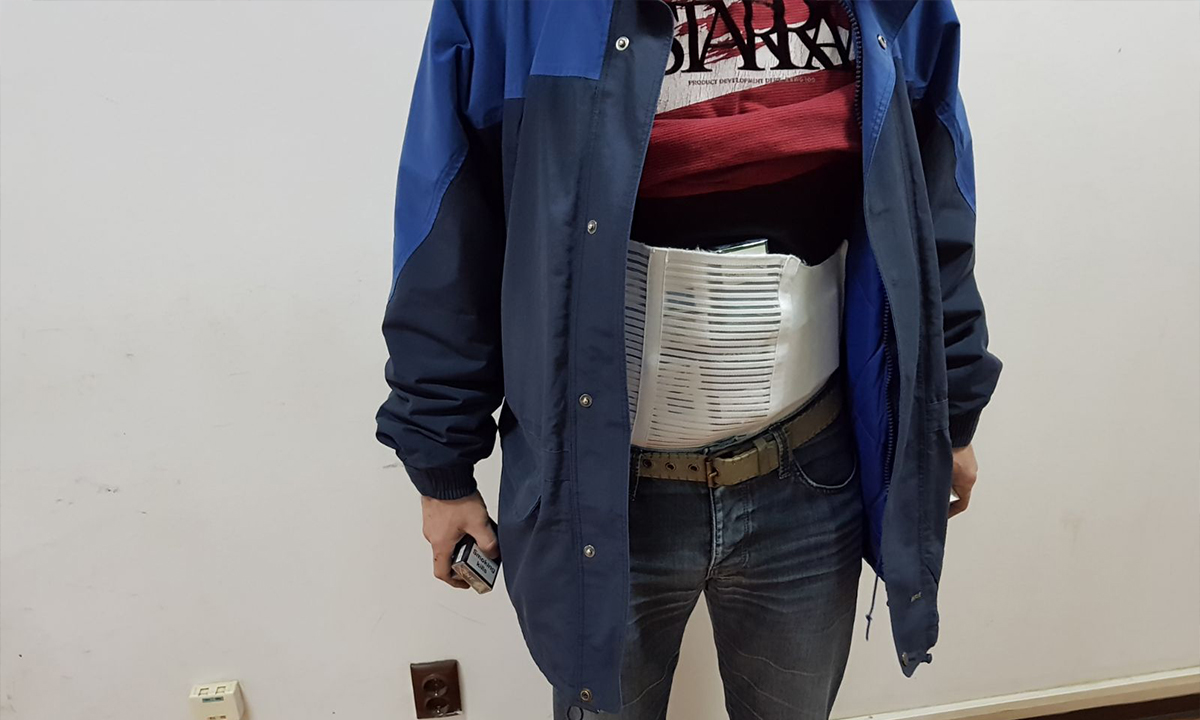 FOTO. O nouă metodă de contrabandă. Blindajul cu țigări