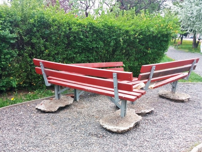 S-a supărat pe bănci...