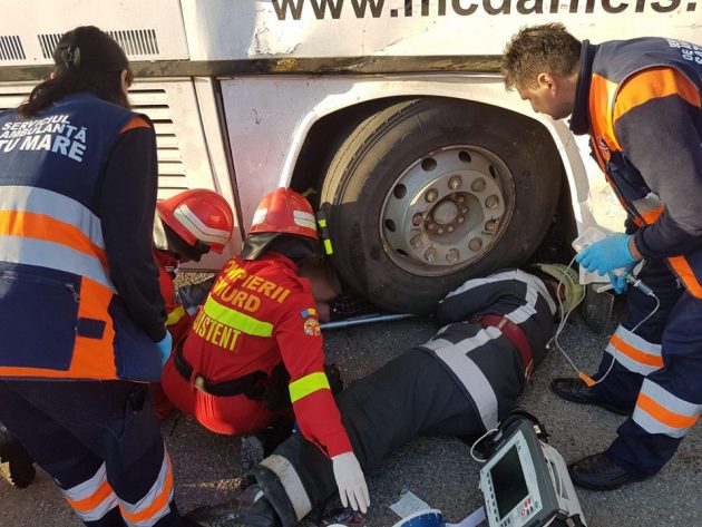 VIDEO/FOTO. Tânără prinsă sub roata unui autobuz. Momente dramatice