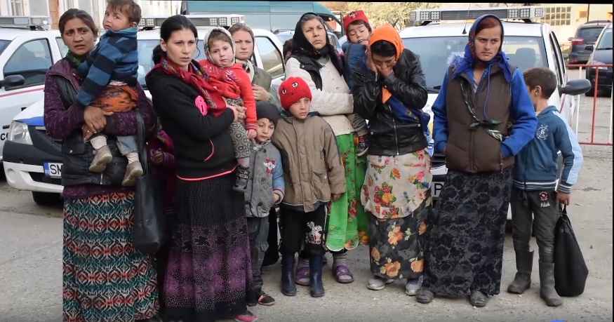 VIDEO. Zece cerșetoare, cu 17 copii, depistate la Satu Mare. Poliția Locală le-a expulzat