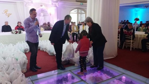 FOTO. ACȚIUNE CARITABILĂ. Circa 200 de familii făcute fericite de Trustul GNV și NVTV