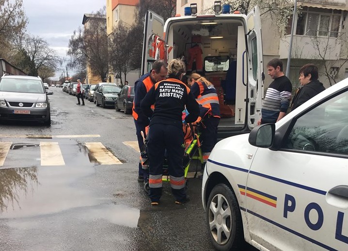FOTO. A căzut de la etaj. Picioare rupte