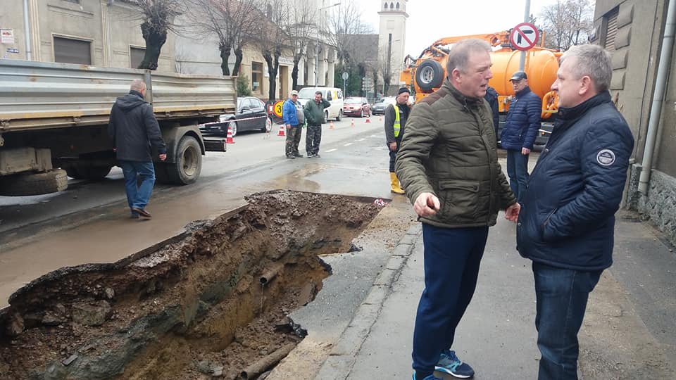 VIDEO/FOTO. Schimbări majore după ce azi dimineață s-a surpat asfaltul. ”Mutăm conductele”