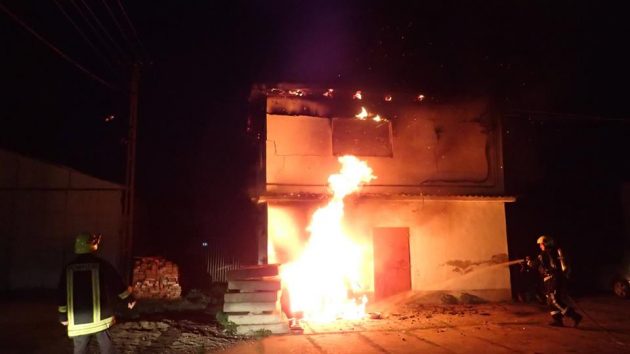 VIDEO/FOTO. Incendiu violent la o firmă din Satu Mare. Pagube însemnate
