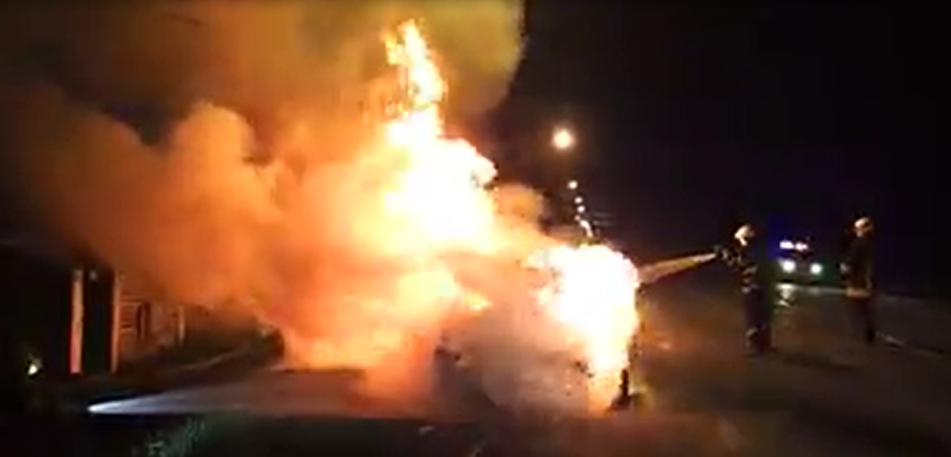 VIDEO. Autoturism în flăcări. Se vorbește despre o mână criminală