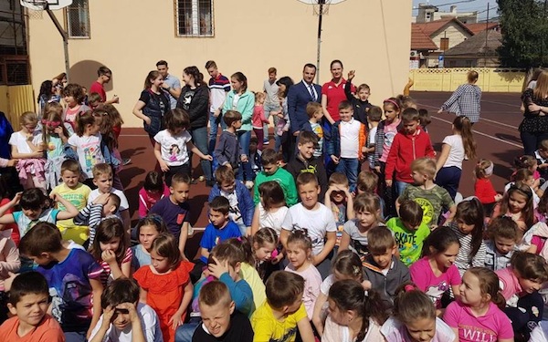 DJST Satu Mare  /  Simona Pop atrage copiii ca un magnet