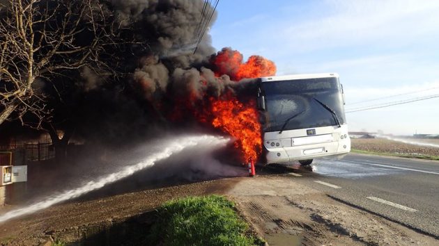 VIDEO/FOTO. Autobuz în flăcări. Pagubă totală pentru Transurban
