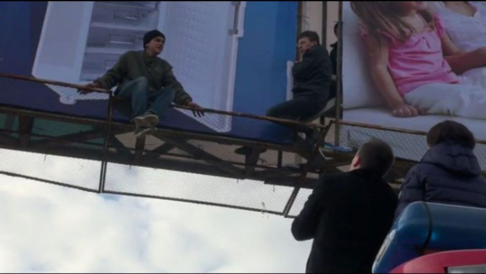 Tentativă de suicid. Amenința că se aruncă de la înălțime