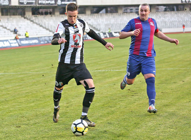 Unii cu barele, alții cu golurile