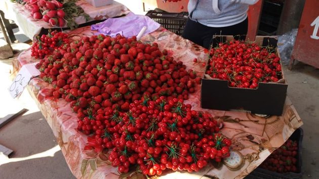 Au apărut primele cireșe de sezon. Odată cu ele, și primele glume