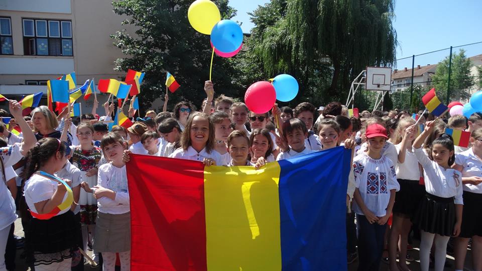 FOTOGALERIE. PATRIOTISM. Catarg inaugurat și drapel național sfințit la o școală din Satu Mare