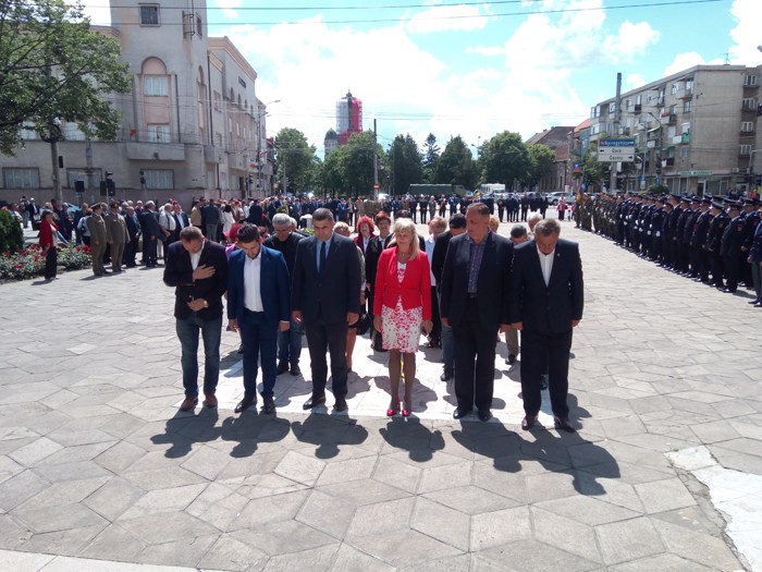 Onoare patriei și eroilor ei!