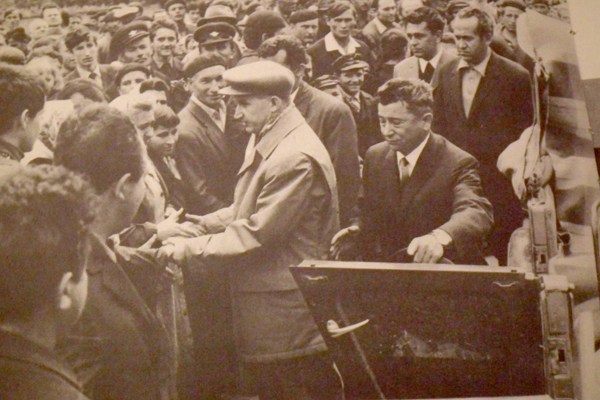 Cum a prezentat presa locală vizita lui Ceauşescu după devastatoarele inundaţii din 1970