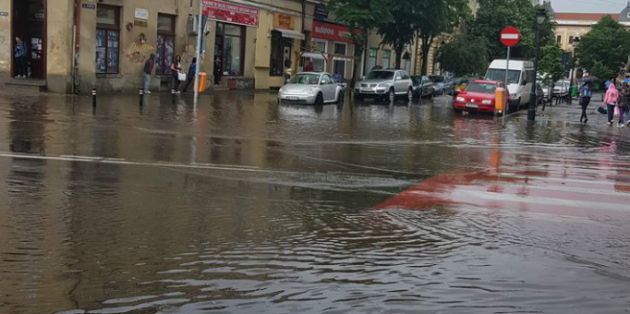 FOTOGALERIE. Furtuna a făcut ravagii la Satu Mare. Inundații și copaci rupți