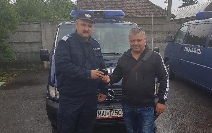 FOTO. Jandarm de onoare. A găsit și și redat proprietarului un portofel cu 1.500 de euro