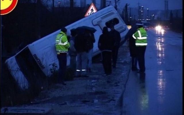 ACCIDENT. Microbuz răsturnat pe ”Șoseaua Morții”. Drum blocat pe jumătate