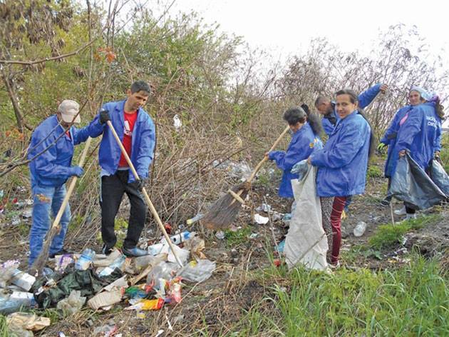 Gropile ilegale de gunoi, curățate de asistații social
