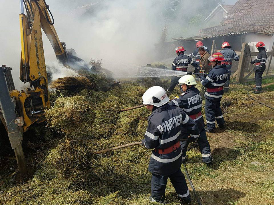 FOTOGALERIE. Incendiu lângă Satu Mare. Pompierii se luptă cu flăcările