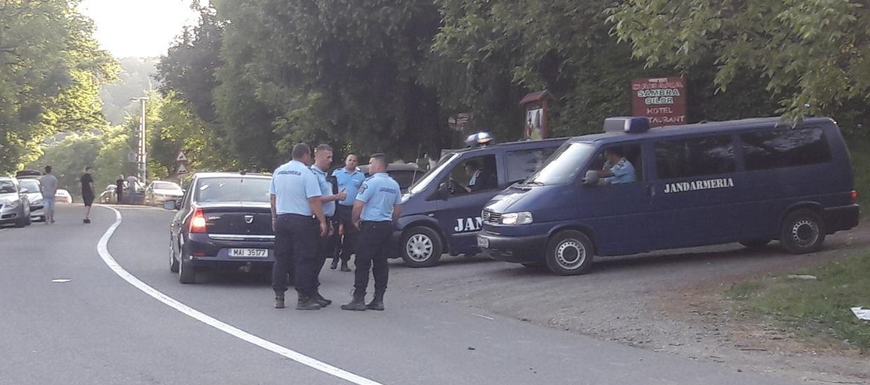 FOTO. Trei oșeni au sărit cu cuțitele la jandarmi. Incidentul, pretrecut la Sâmbăr