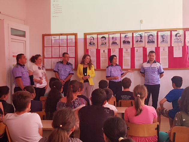Polițiștii sătmăreni, în vizită la Școlile Gimnaziale Valea Vinului și Poiana Codrului