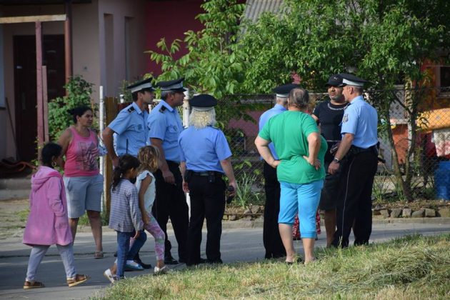 FOTOGALERIE. Locuitorii de pe Vulturului, puși la treabă. Polițiștii locali i-au pus să facă curățenie