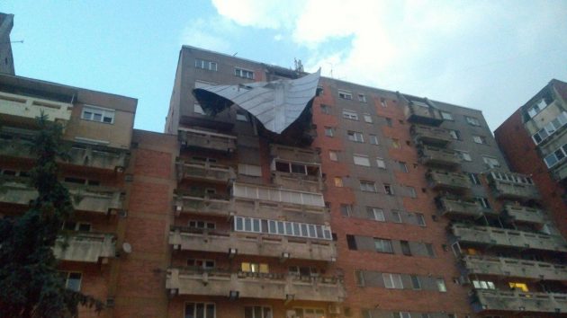 FOTOGALERIE. Furtuna a făcut ravagii la Satu Mare. Acoperiș spulberat în Centru