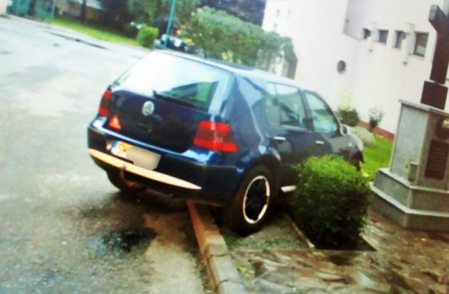 FOTO. Mort de beat, a intrat cu mașina într-o cruce. Acum are dosar penal