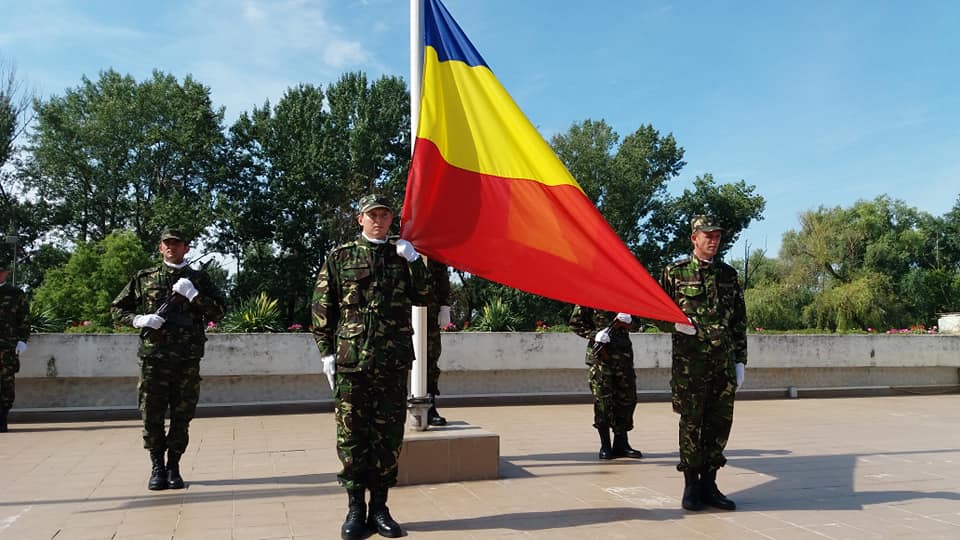 Catarg și drapel uriaș, înălțat duminică la Lipău