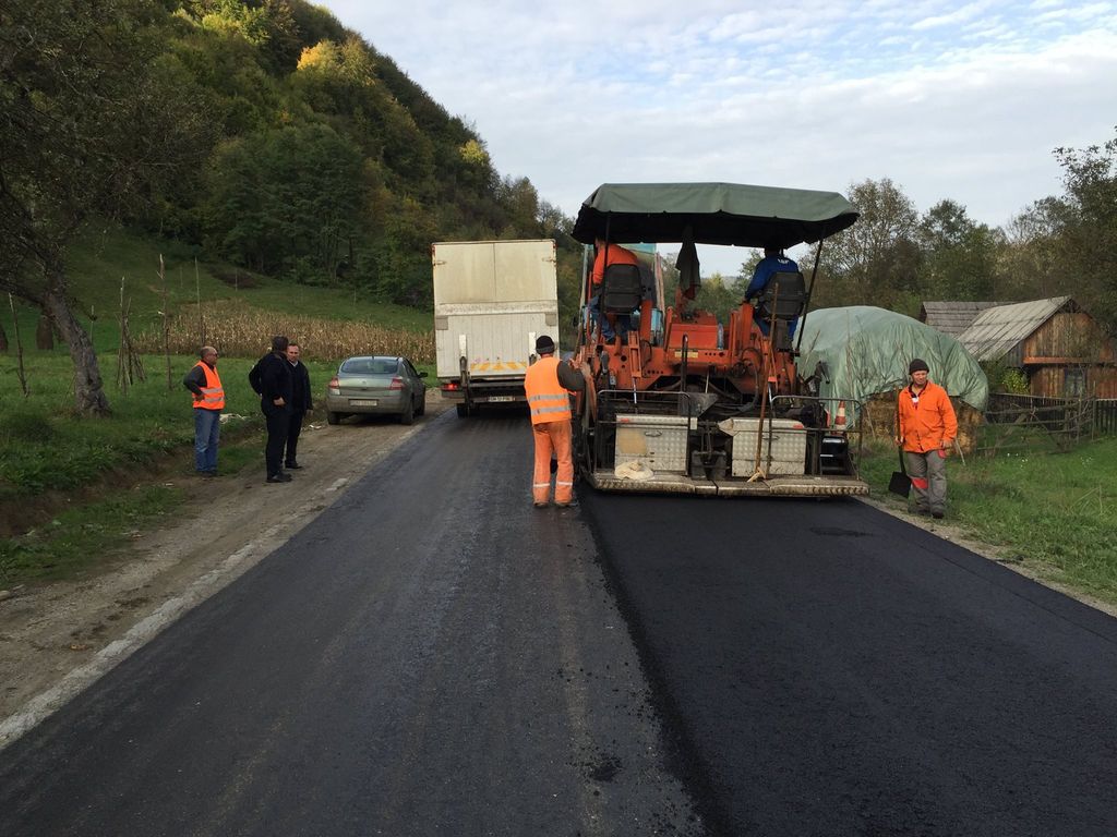 FOTO. Patru drumuri județene intră în reabilitare. Contractele, semnate azi