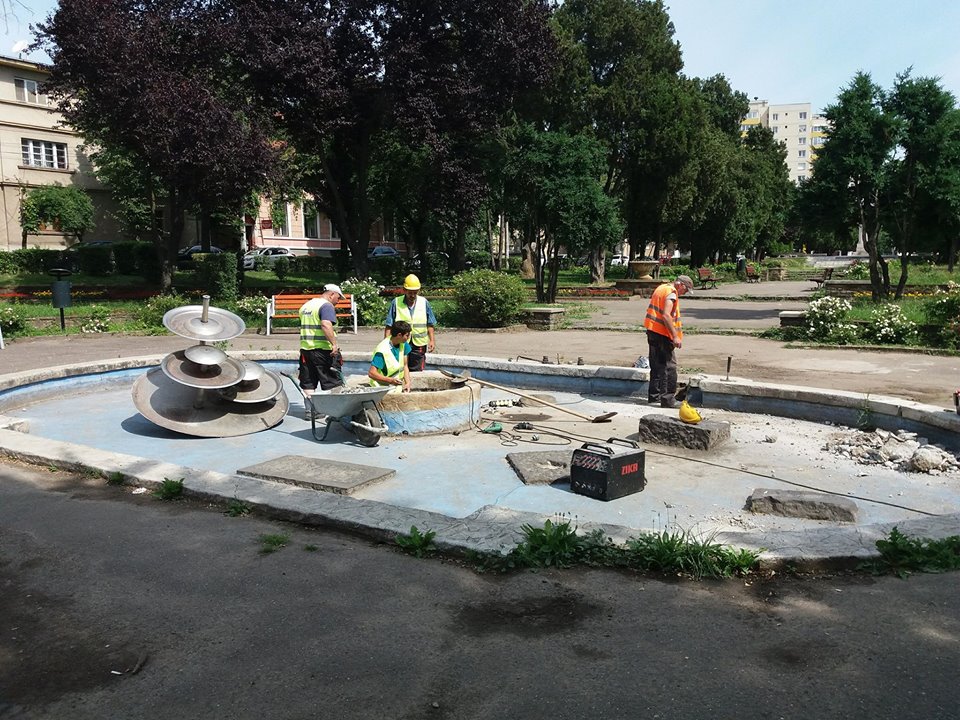 FOTO. Fântâna din parcul Vasile Lucaciu, reabilitată. Au început lucrările