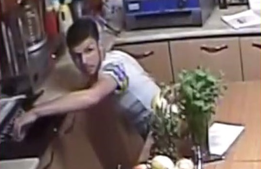 VIDEO/FOTO. INCREDIBIL. Local în centrul Sătmarului, jefuit ziua, în amiaza mare. Hoțul a fost prins