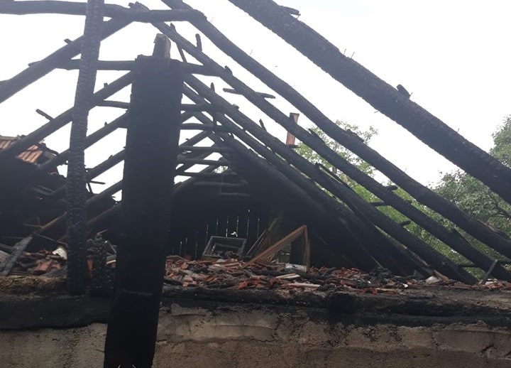 FOTOGALERIE. Două case au ars ca două torțe. Pompierii au intervenit cu greu