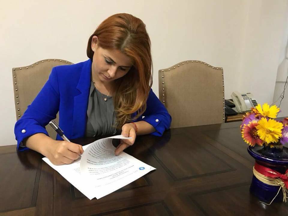 Ministrul Ioana Bran a semnat: 400 de terenuri de fotbal, construite în România