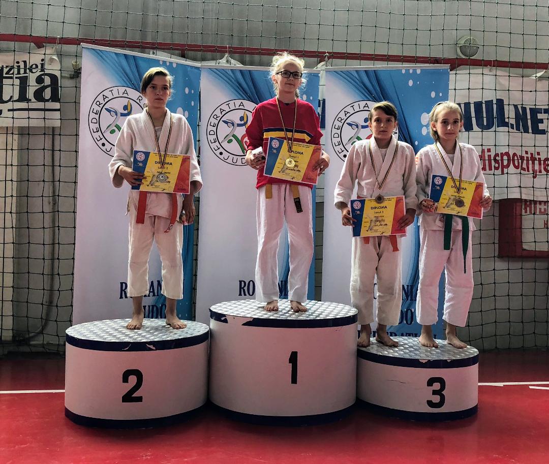Gemenele Carina și Giulia Pașca, medaliate la Naționale