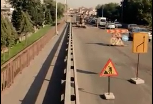 VIDEO. INEXPLICABIL. Niciun muncitor nu se afla la ora 9.00 pe Podul Decebal. În schimb, cozi infernale și nervi