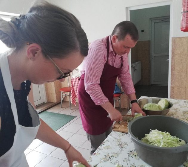 FOTOGALERIE. Gest superb al celor de la Cancelaria Prefectului. Au îmbrăcat șorturile “O masă caldă”