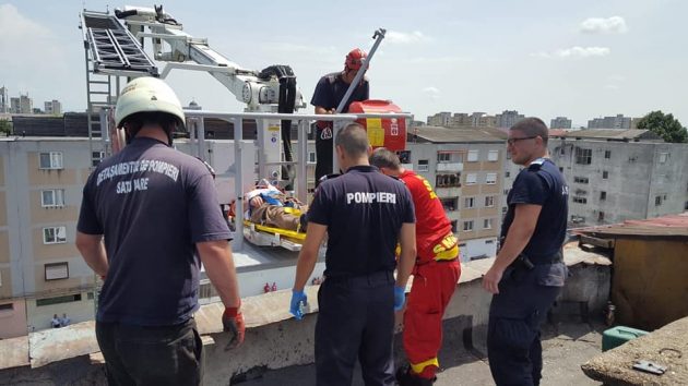 FOTOGALERIE. SINUCIGAȘ salvat de pompieri. Amenința că se aruncă de pe bloc