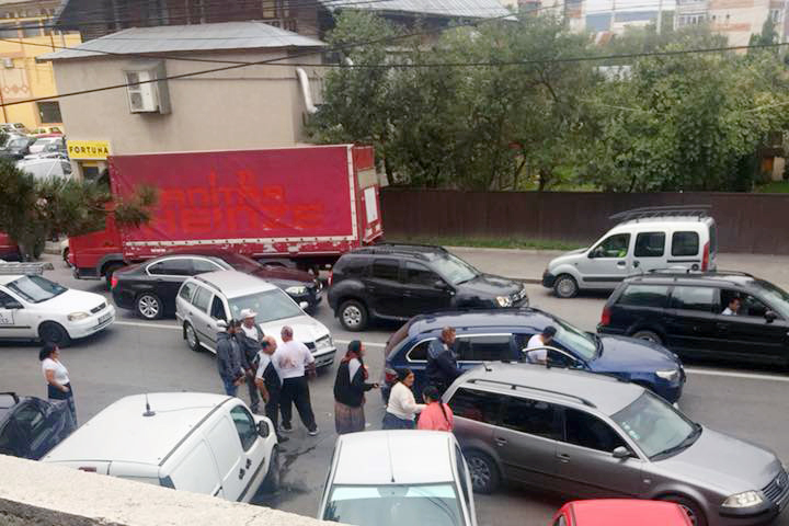 Bătaie în stradă între două clanuri de țigani. Au intervenit mascații