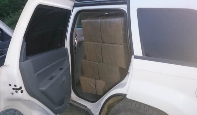 FOTOGALERIE. Contrabandă cu un Jeep Grand Cherokee în Țara Oașului. Transporta 10 mii de ăachete de țigări