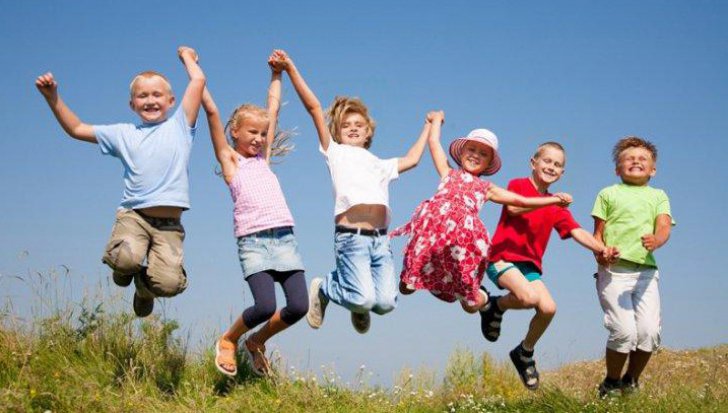 Elevii intră în vacanţa de vară